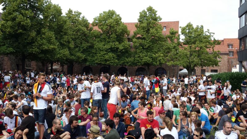 Hunderte Studenten beim Public Viewing des Spiels Deutschland - Portugal im Marstallhof. Foto: Till Nierhoff